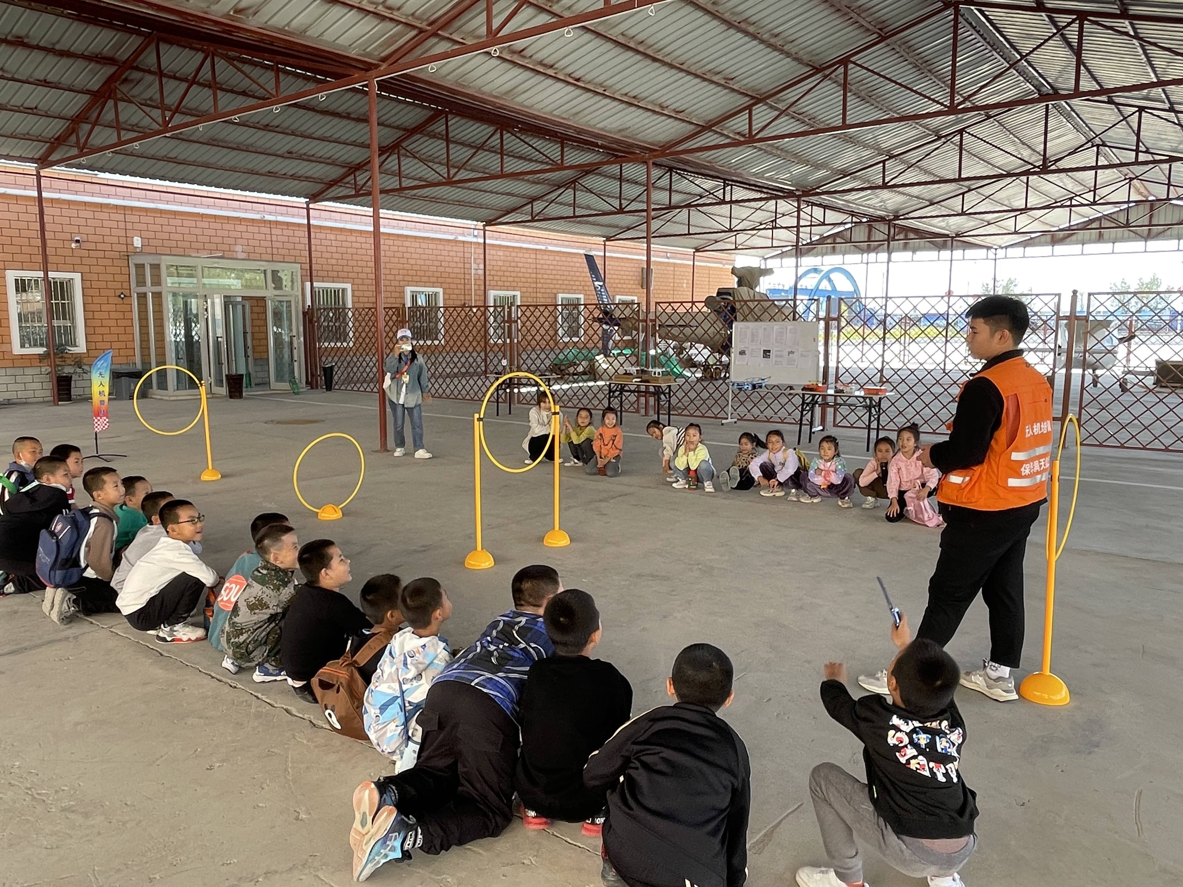 新疆保華潤天航空青少年無人機(jī)培訓(xùn)圖集