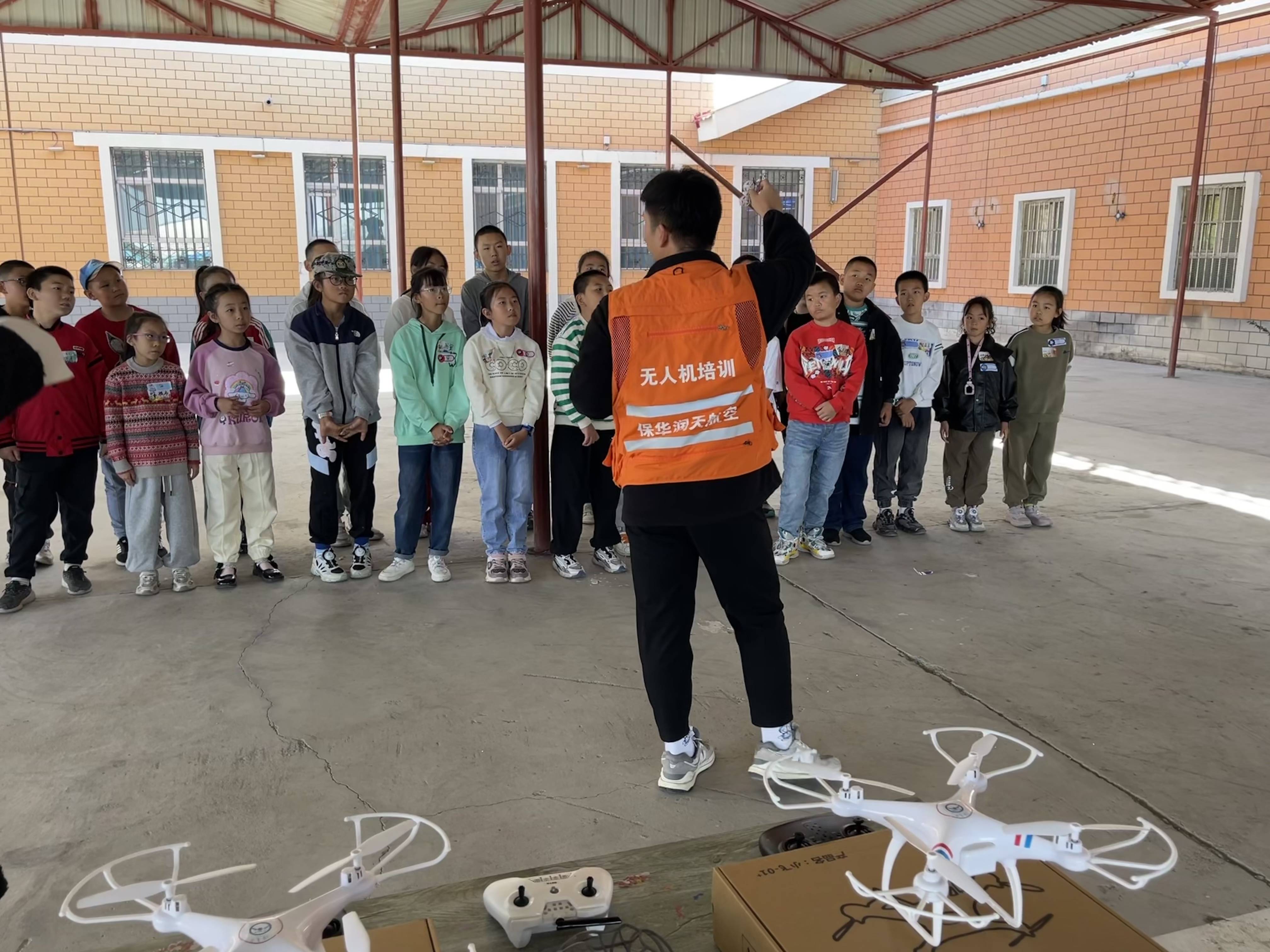 新疆保華潤天航空青少年無人機培訓(xùn)日常